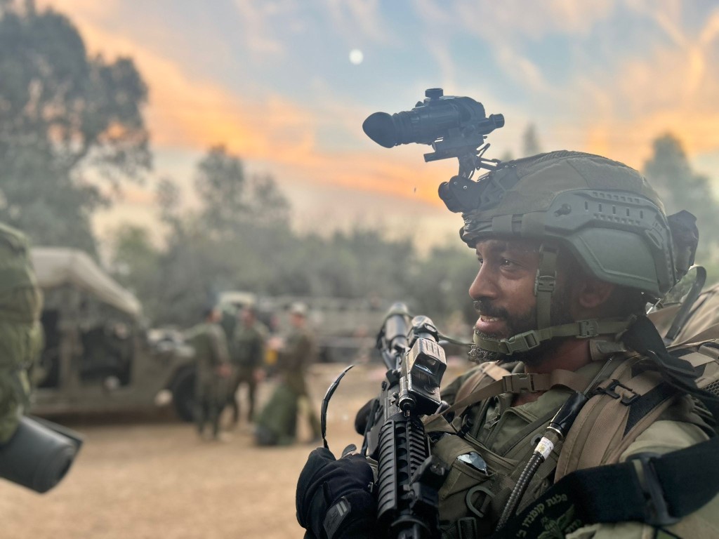 איינאו ממו במדי מילואים, בשקיעה