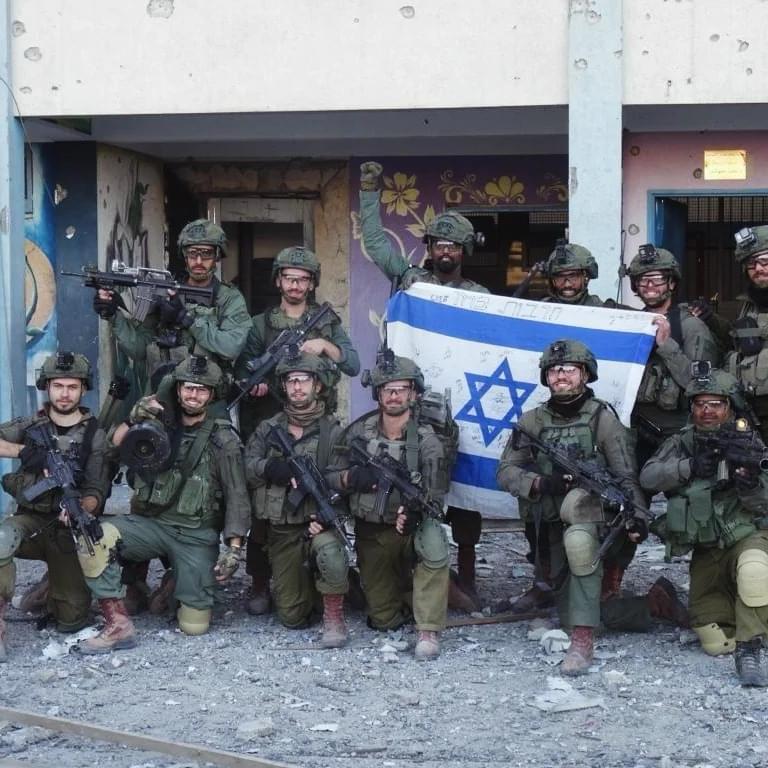 הצוות עם דגל ישראל
